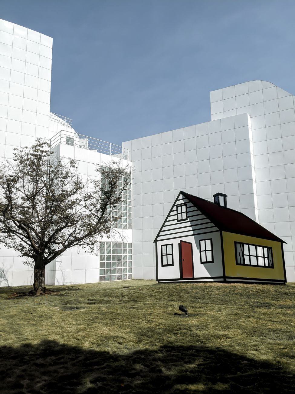 the white curved exterior of the High Museum of Art on Peachtree Street in Midtown Atlanta